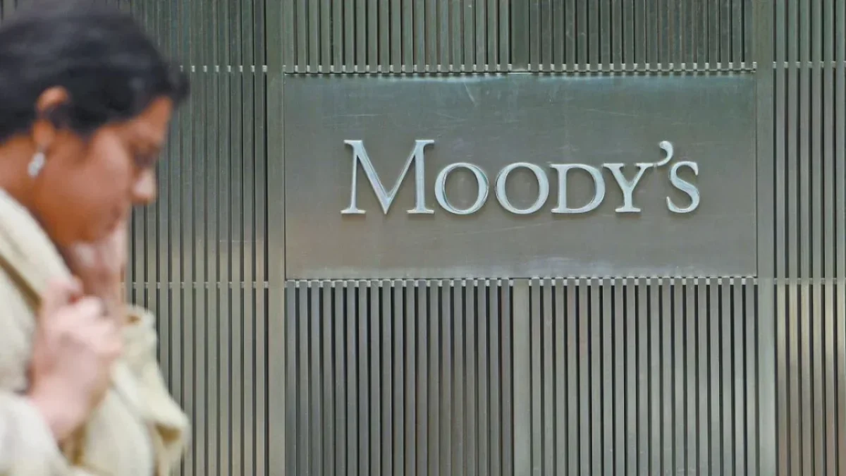 La decisión de Moody’s de reducir la calificación crediticia de México comenzó a reflejarse en el sistema financiero y afectó a 8 bancos.