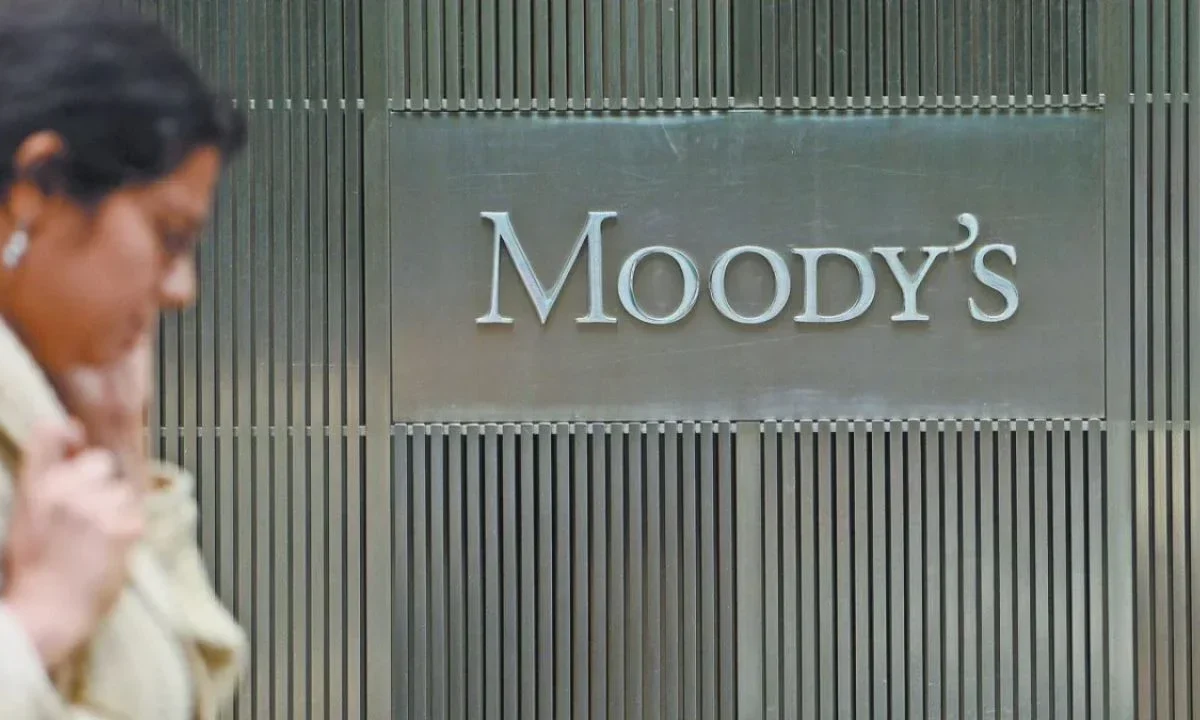 La decisión de Moody’s de reducir la calificación crediticia de México comenzó a reflejarse en el sistema financiero y afectó a 8 bancos.