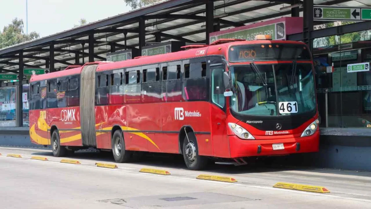 Muere trabajador del Metrobús durante labores de mantenimiento; una unidad le cayó encima.