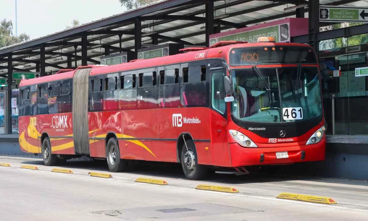 Muere trabajador del Metrobús durante labores de mantenimiento; una unidad le cayó encima.