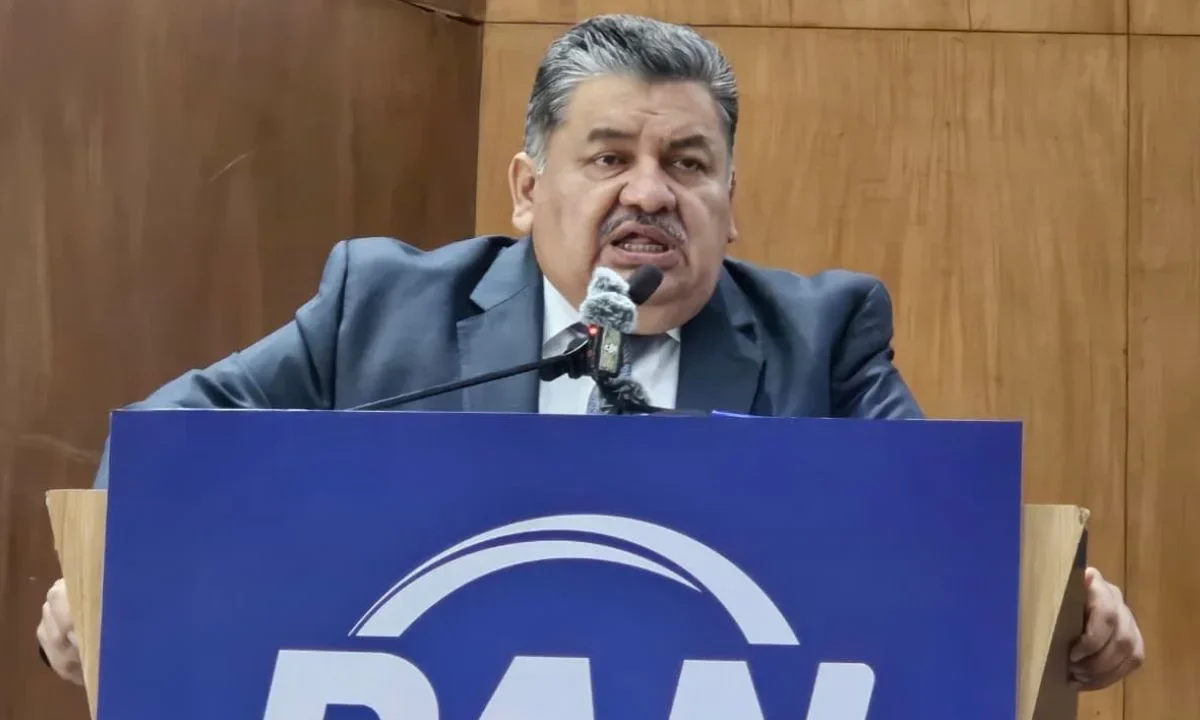 Una semana después de su renuncia al PRI, la dirigencia del PAN en la Ciudad de México dio la bienvenida al exdiputado local, Ernesto Alarcón.