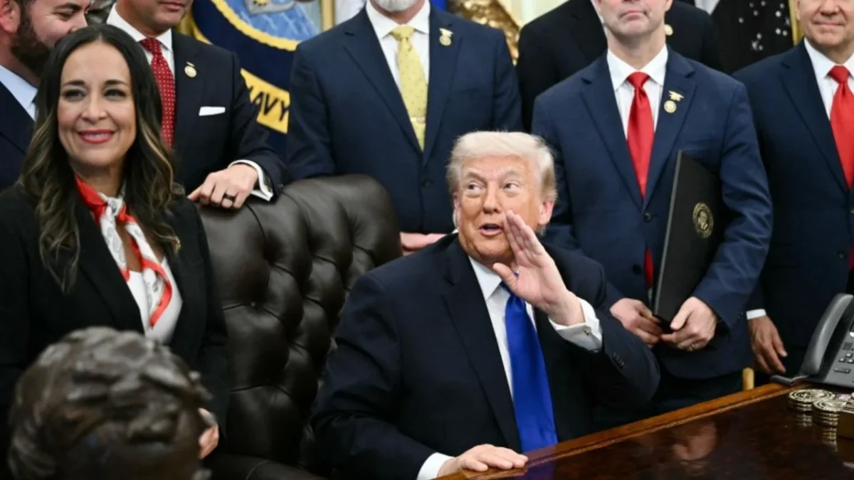 Donald Trump bromea sobre usar chaleco antibalas en medio de preocupaciones por su seguridad, generando reacciones tras sus declaraciones en el Despacho Oval.