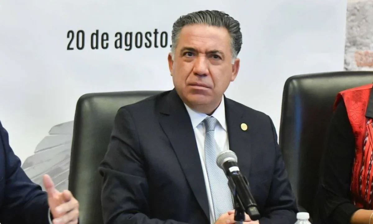 El Partido de Trabajo (PT) hizo un llamado al senador morenista Enrique Inzunza de hacer las cosas de frente y no esconderse.