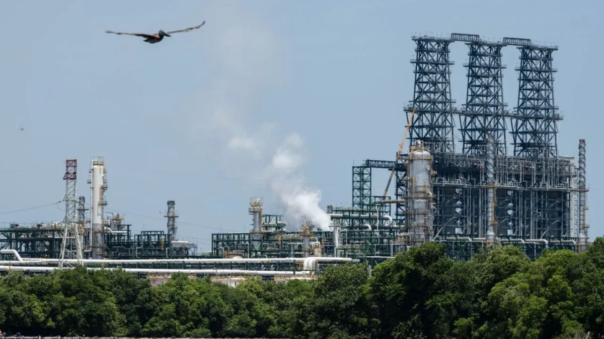 Pemex informó este jueves que se registró una emanación de vapor en un tanque de almacenamiento de la Refinería Olmeca.