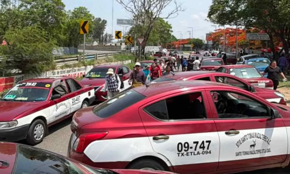 Pobladores de Oaxaca desalojan a maestros de la CNTE que bloquearon una carretera federal.