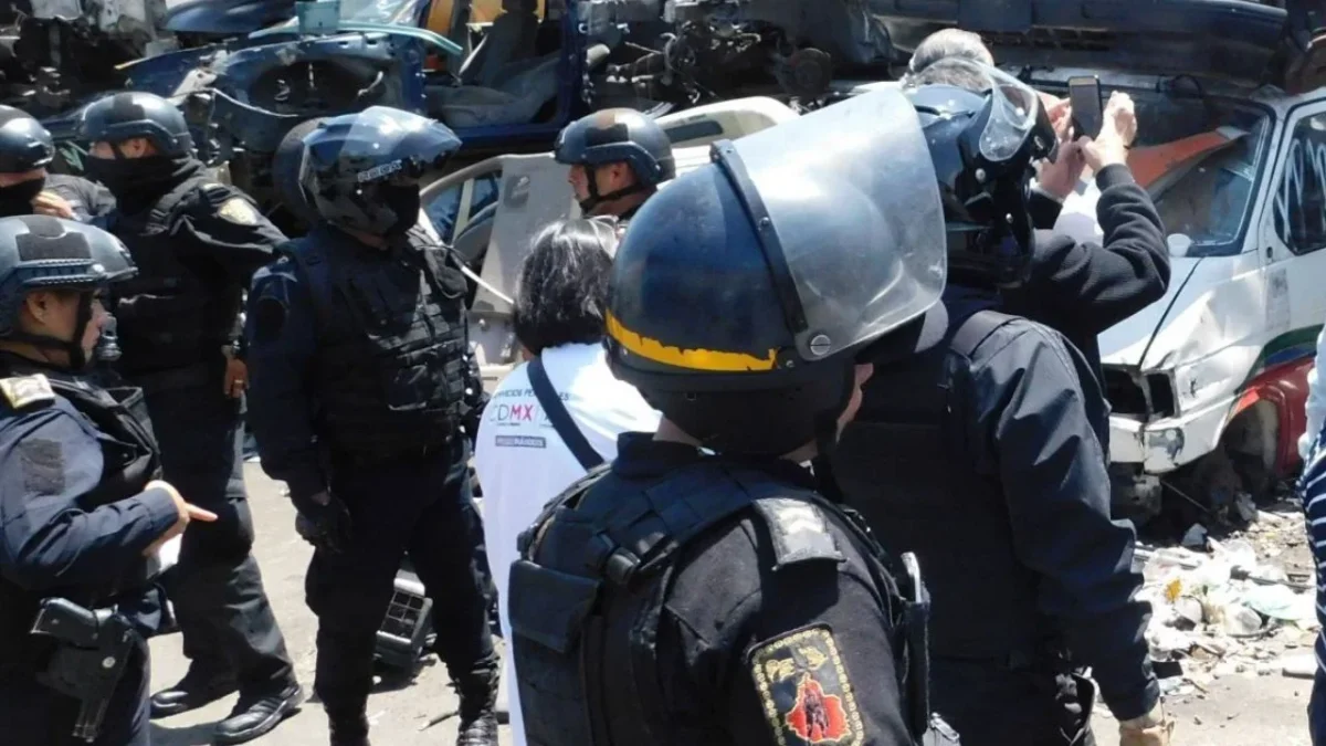 Familiares del hombre herido por policía de CDMX se manifestaron frente a los juzgados de control del penal Neza Bordo.