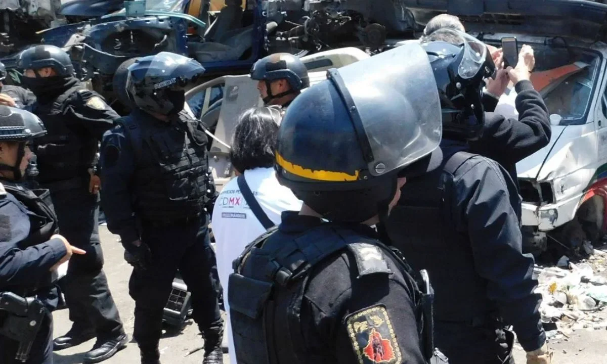 Familiares del hombre herido por policía de CDMX se manifestaron frente a los juzgados de control del penal Neza Bordo.