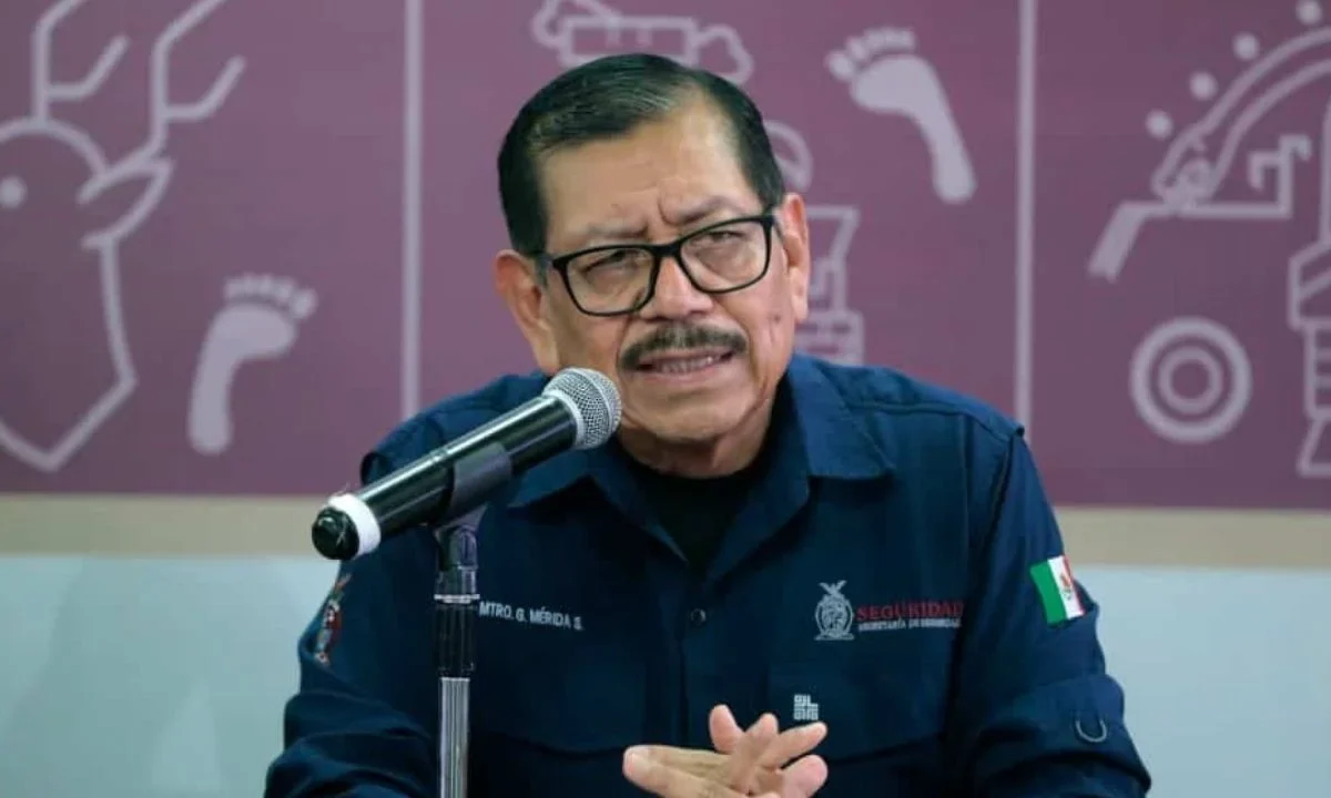 Gerardo Mérida Sánchez, exsecretario de Seguridad Pública de Sinaloa, fue detenido en Estados Unidos y permanece bajo custodia de autoridades federales en Nueva York.