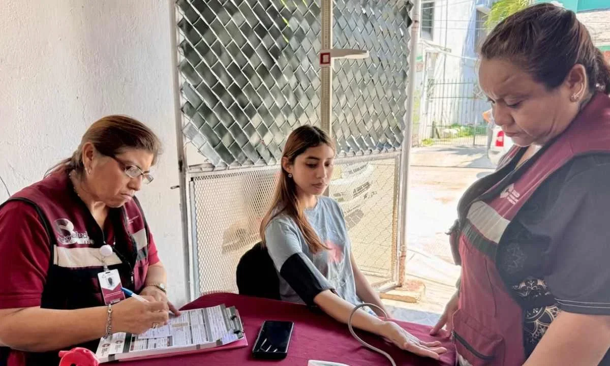 Personal del Distrito de Salud de Campeche acercó servicios gratuitos con 'Salud en tu barrio' en el municipio del Carmen.