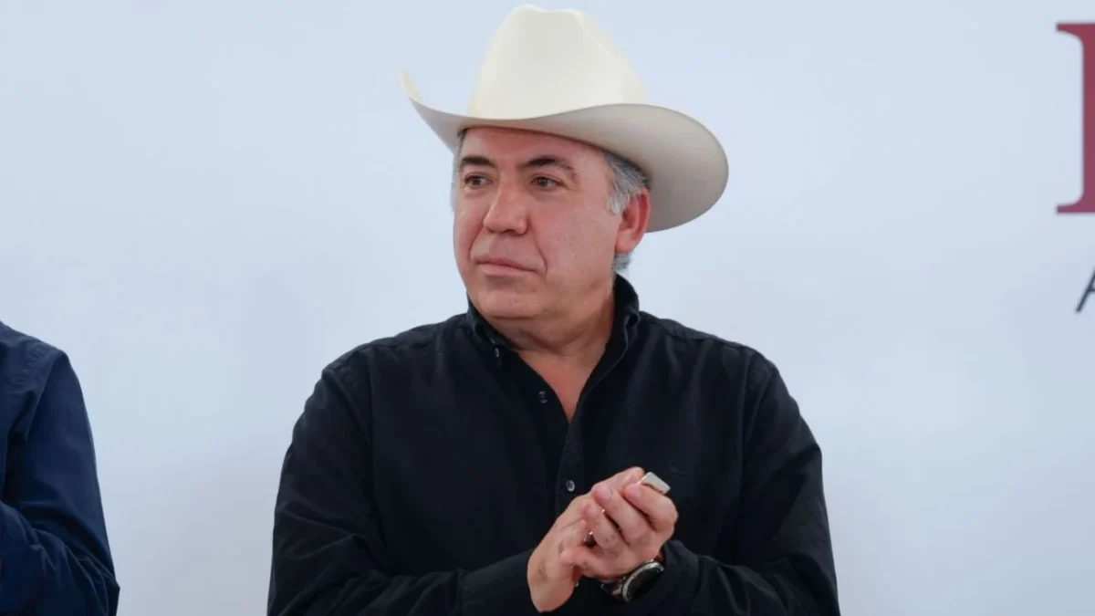 El senador Enrique Inzunza reapareció desde Badiraguato, luego de las las acusaciones de EU y las licencias pedidas por funcionarios.