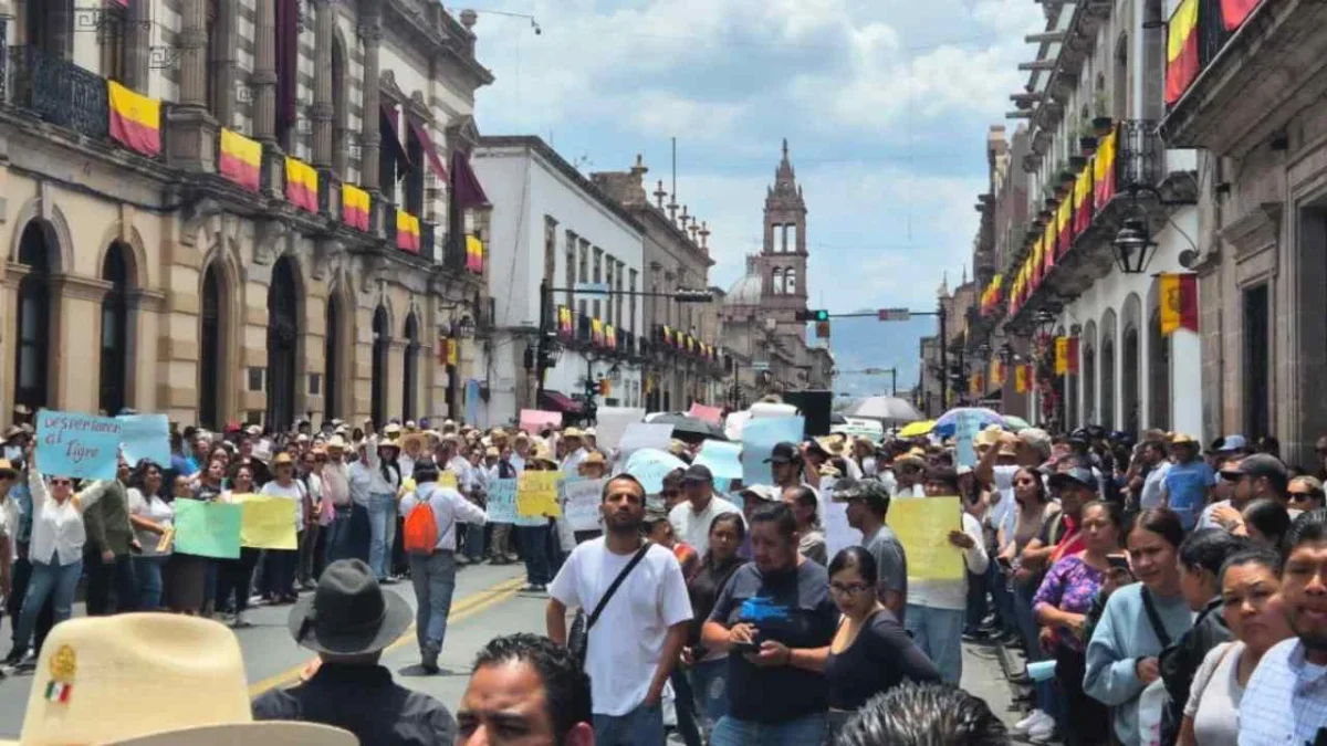 MORELIA. Seguidores del Movimiento del Sombrero se manifestaron fuera del Congreso michoacano.