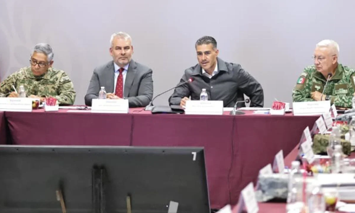 Omar García Harfuch y la Secretaría de la Defensa Nacional encabezaron una reunión con presidentes municipales de Michoacán.