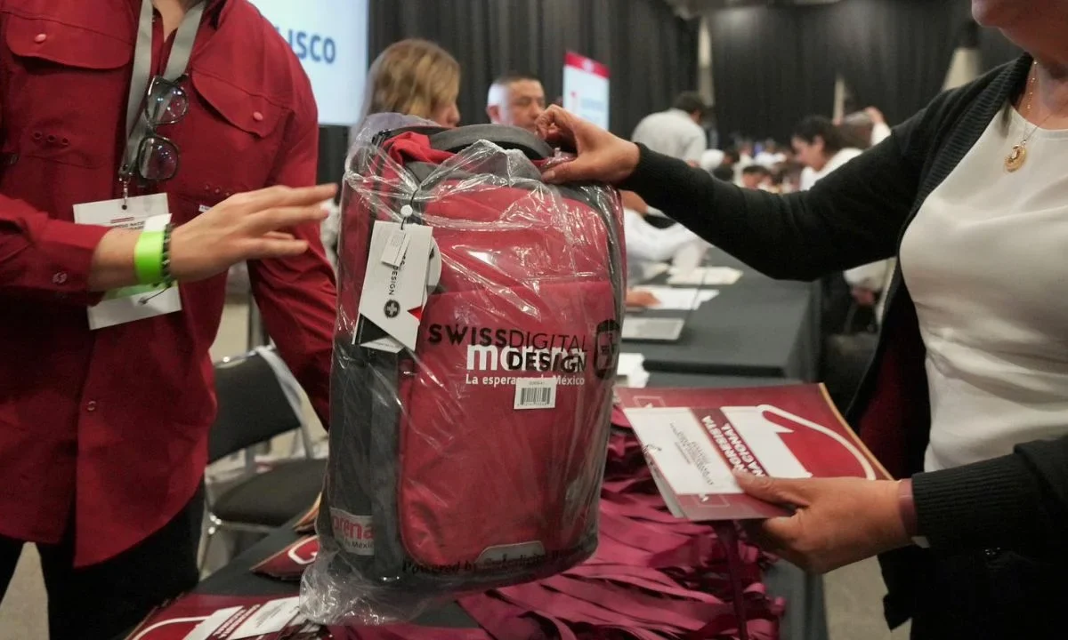 A los congresistas de Morena les regalaron una mochila negra con guinda en cuyo interior había 3 libros escritos por AMLO y Sheinbaum.