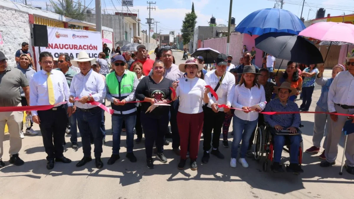 Azucena Cisneros Coss, alcaldesa de Ecatepec, inauguró la repavimentación de 3 calles del barrio de Santa Cruz Venta de Carpio.