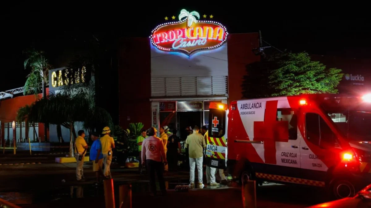 Según reportes, sujetos llegaron al casino Tropicana y arrojaron explosivos lo que derivó el incendio y dejó 2 heridos y un muerto.