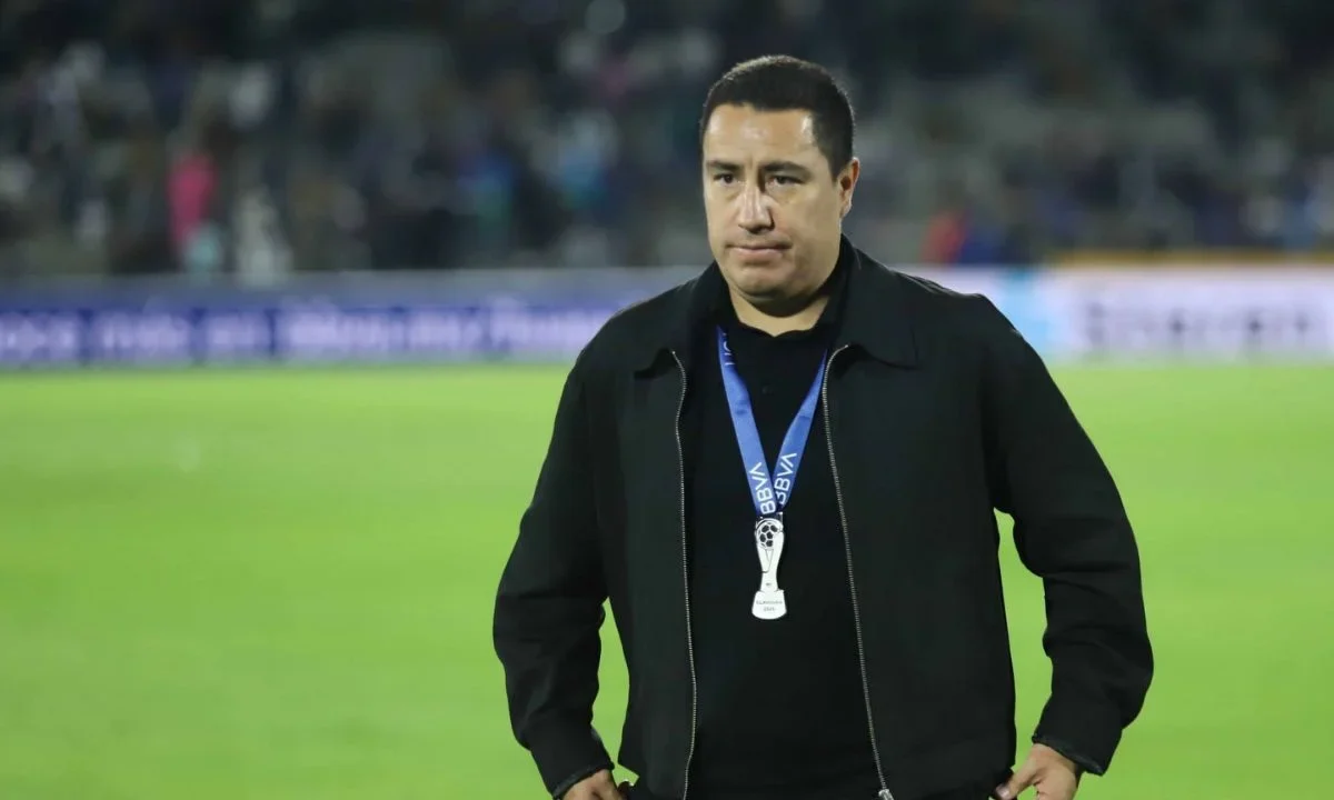Luego de caer en la Gran Final del Torneo Clausura 2026 ante Cruz Azul, reportan la salida de Efraín Juárez como entrenador de los Pumas.