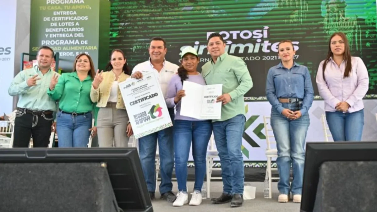 El Gobernador Ricardo Gallardo entregó lotes a beneficiarios de Ciudad Fernández y Rioverde para garantizarles un patrimonio seguro y digno.