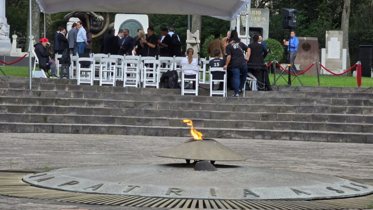 Este viernes se le ofreció una guardia de honor a los restos del General Mariano Escobedo, que descansan en el Panteón Civil de Dolores.