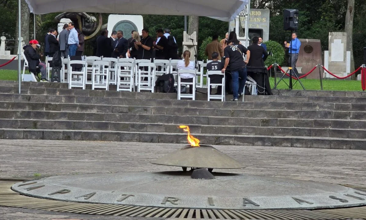 Este viernes se le ofreció una guardia de honor a los restos del General Mariano Escobedo, que descansan en el Panteón Civil de Dolores.