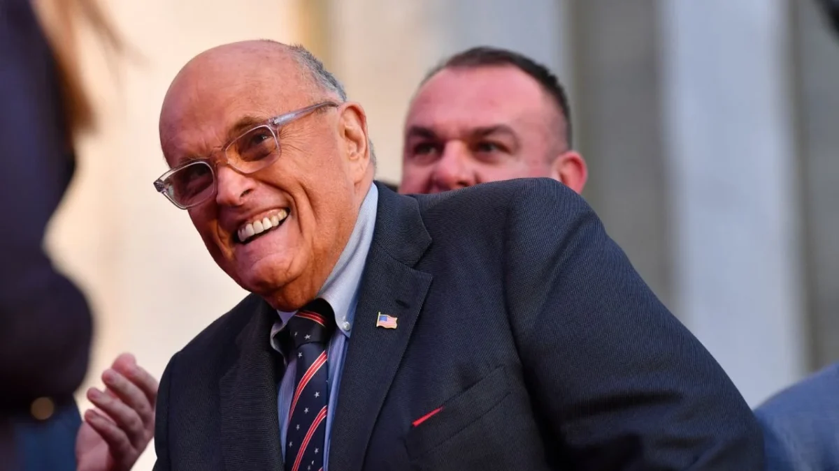 Rudy Giuliani, exalcalde de Nueva York, se encuentra hospitalizado en estado crítico pero estable, según su portavoz.
