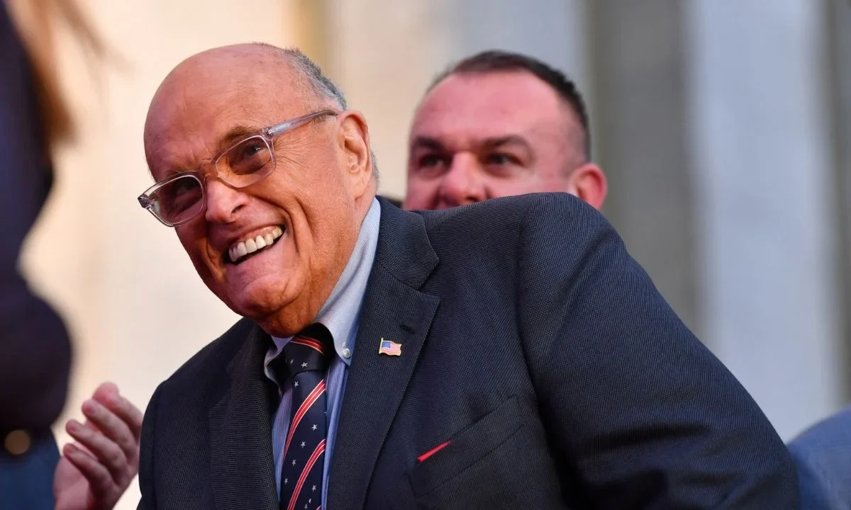 Rudy Giuliani, exalcalde de Nueva York, se encuentra hospitalizado en estado crítico pero estable, según su portavoz.