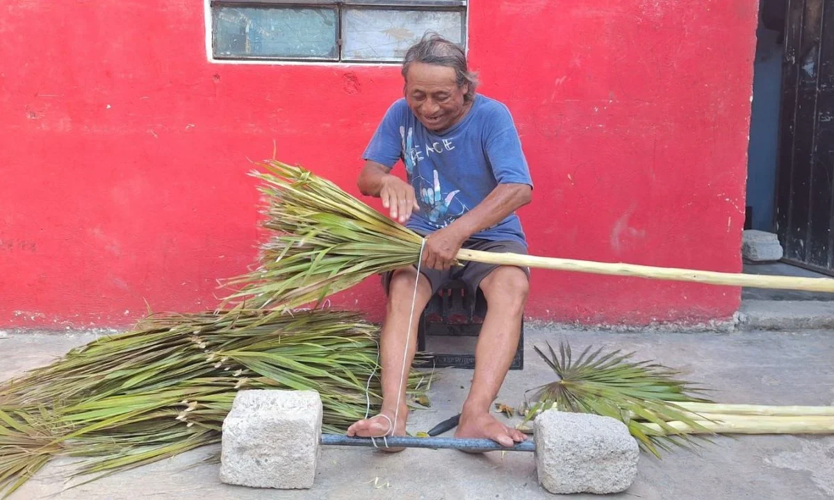 En el corazón de Chuburná de Hidalgo, Yucatán, sobrevive Salvador Canul, hombre de monte y madera fresca dedicado a hacer escobas naturales.