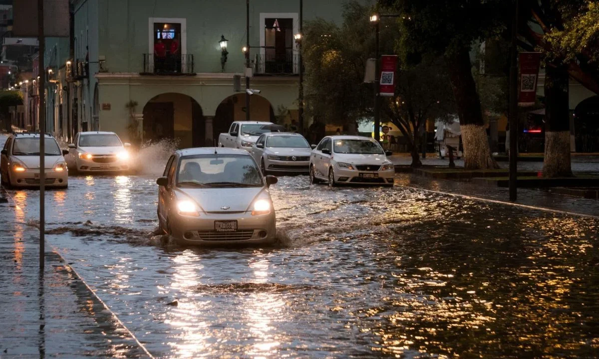 La SGIRPC activó la doble alerta por pronóstico de lluvias fuertes y posible caída de granizo en las alcaldías de la CDMX.