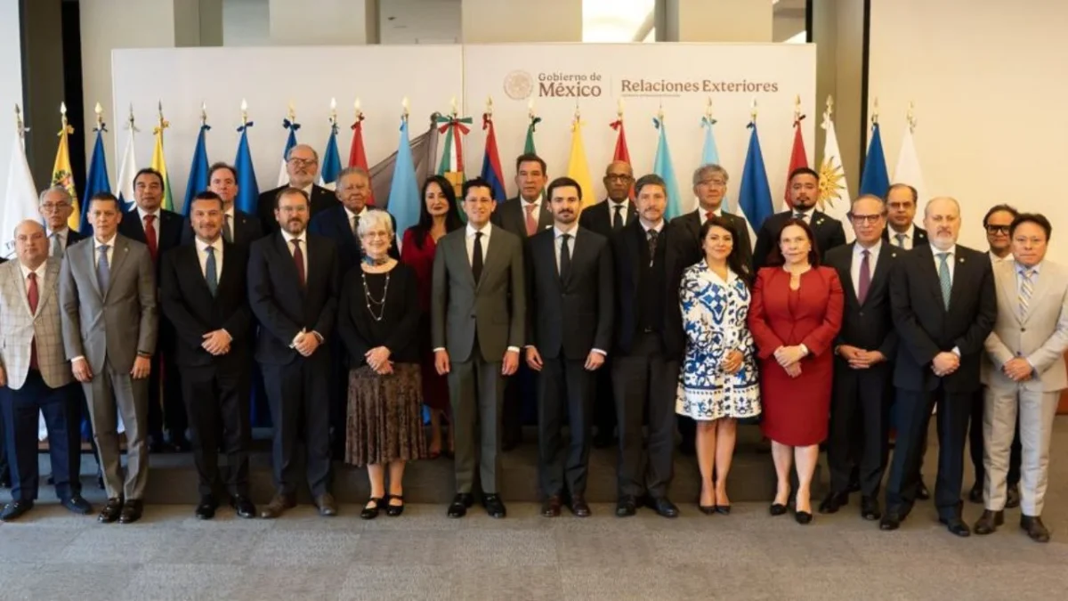 El canciller Roberto Velasco sostuvo una reunión de trabajo con las y los embajadores de América Latina y el Caribe.