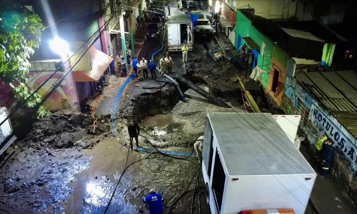 Segiagua reporta avance del 50% en reparación de mega fuga registrada en la alcaldía Iztapalapa.