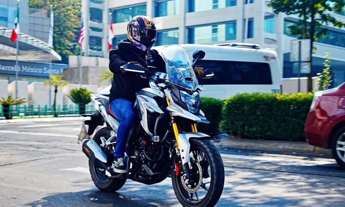 La Semarnat presentó el proyecto de la NOM-175-SEMARNAT-2026, una regulación que busca reducir las emisiones contaminantes de motocicletas nuevas equipadas con motores de combustión interna a gasolina