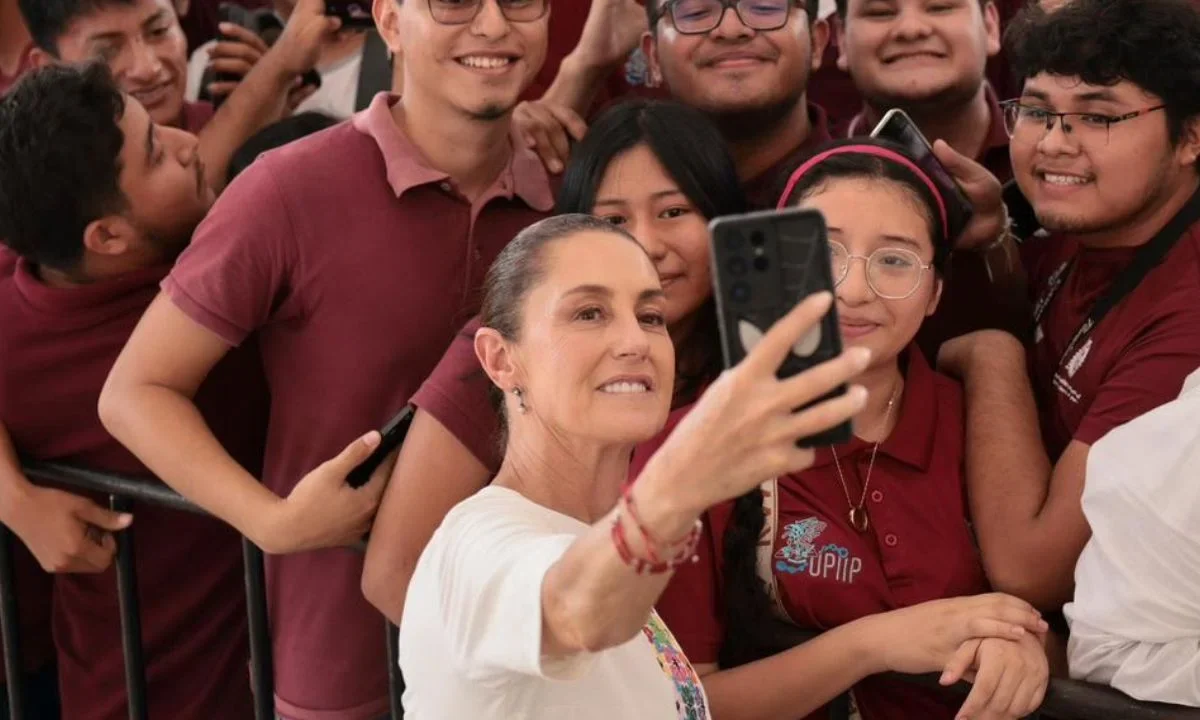 La presidenta Claudia Sheinbaum anunció en Palenque la incorporación de más de 56 mil estudiantes de educación superior a la Beca Gertrudis Bocanegra.