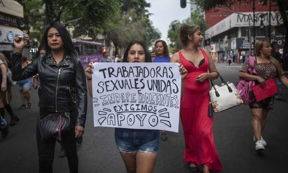 Trabajadoras sexuales demandan apoyos sociales por obras en Calzada de Tlalpan.