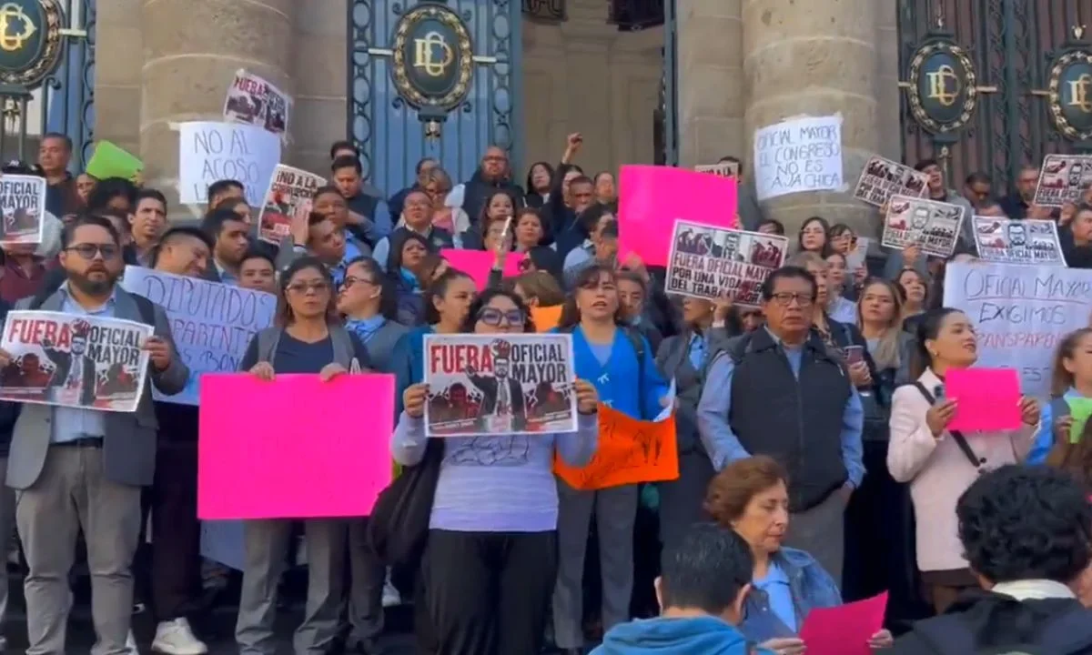 Con pancartas, trabajadores del Congreso CDMX se apostaron en el acceso principal del recinto legislativo ubicado en la calle Donceles.