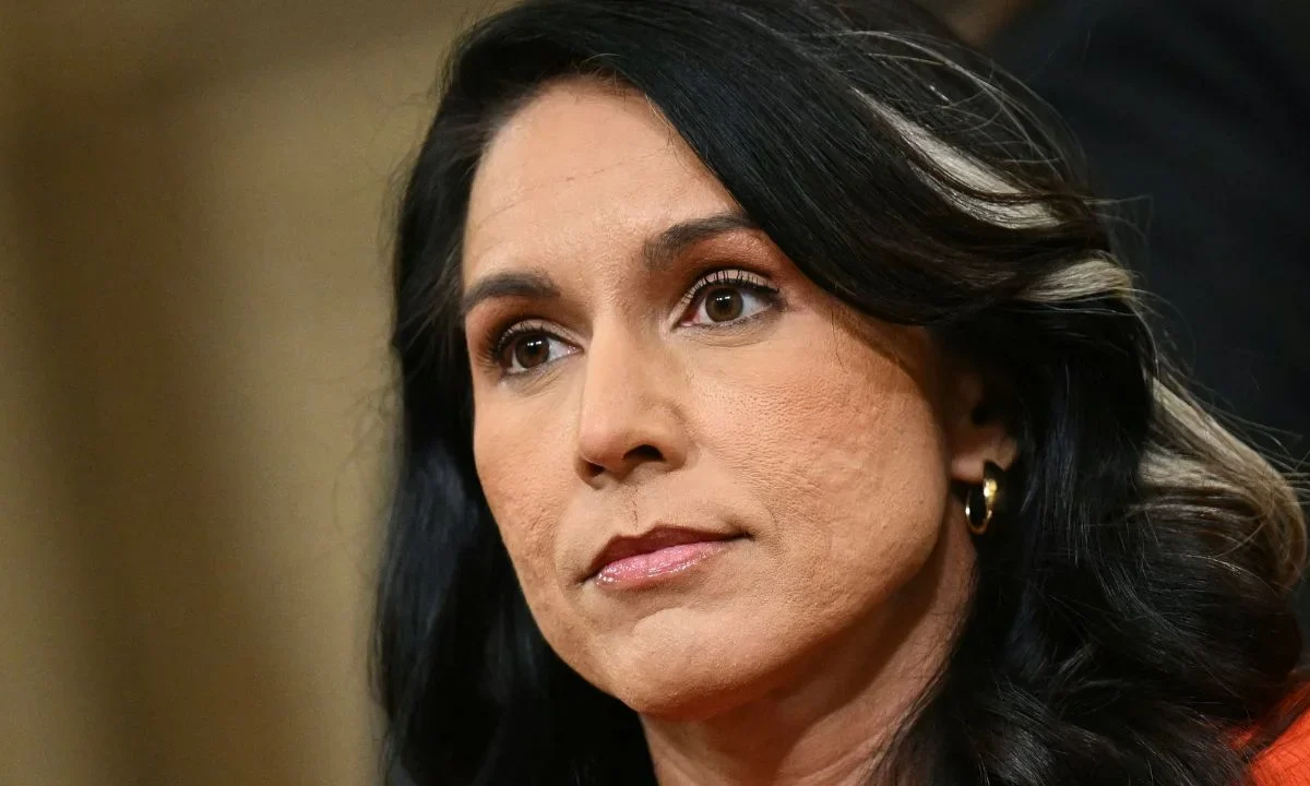 Tulsi Gabbard renuncia a la Dirección Nacional de Inteligencia en un momento de tensión; su esposo es diagnosticado con cáncer óseo