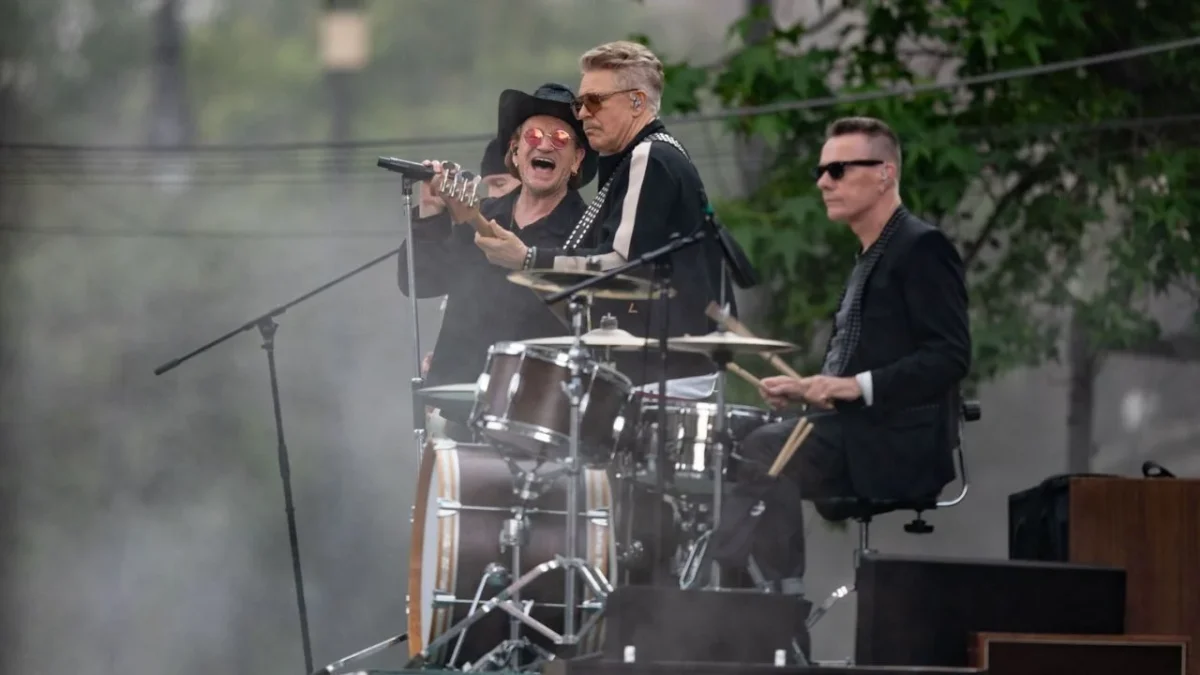 La banda irlandesa U2 arribó a las calles del Centro Histórico de la CDMX para grabar un video musical de su nuevo tema.