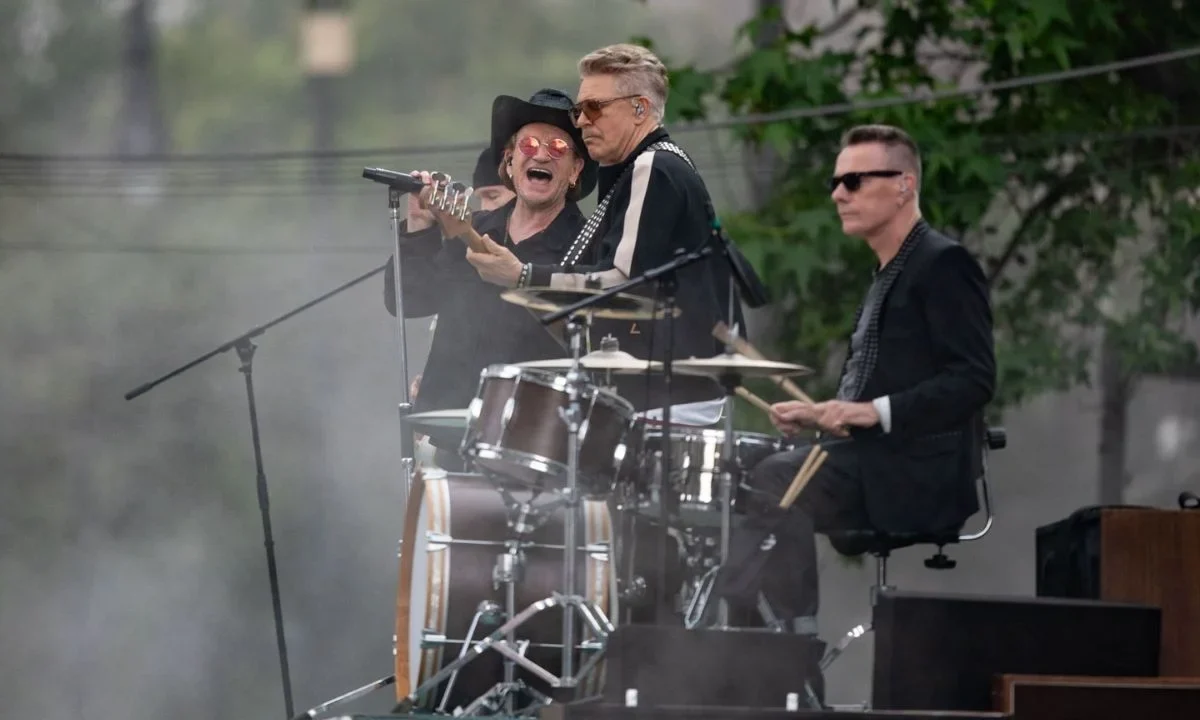 La banda irlandesa U2 arribó a las calles del Centro Histórico de la CDMX para grabar un video musical de su nuevo tema.