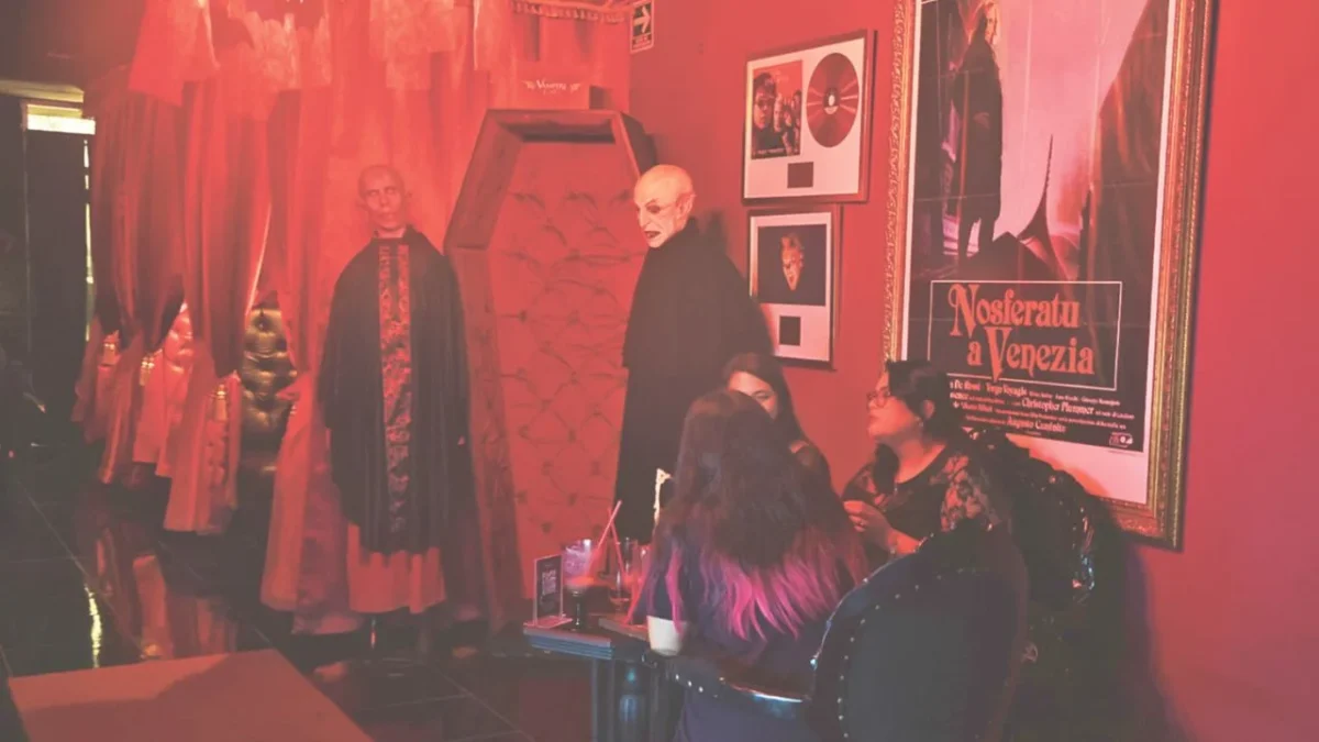 Claus y Eimy reciben a los visitantes de Vampire Café con calidez, para que se sientan cómodos y su sangre tenga un mejor sabor.