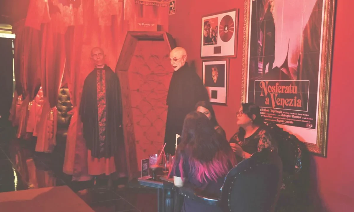 Claus y Eimy reciben a los visitantes de Vampire Café con calidez, para que se sientan cómodos y su sangre tenga un mejor sabor.