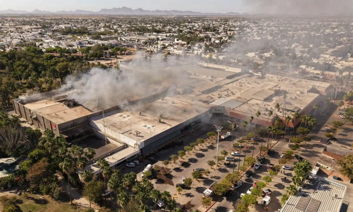 Al corte, las autoridades, reportan que van 5 muertos y 46 heridos tras incendio en Plaza Fiesta Las Palmas en Los Mochis.