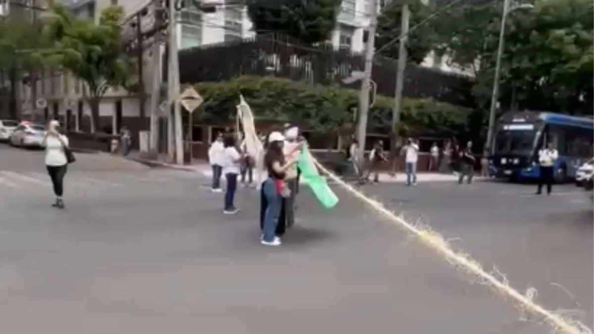 Habitantes de la colonia Verónica Anzures acusan a autoridades de la alcaldía Miguel Hidalgo de incumplir con orden judicial en la obra.