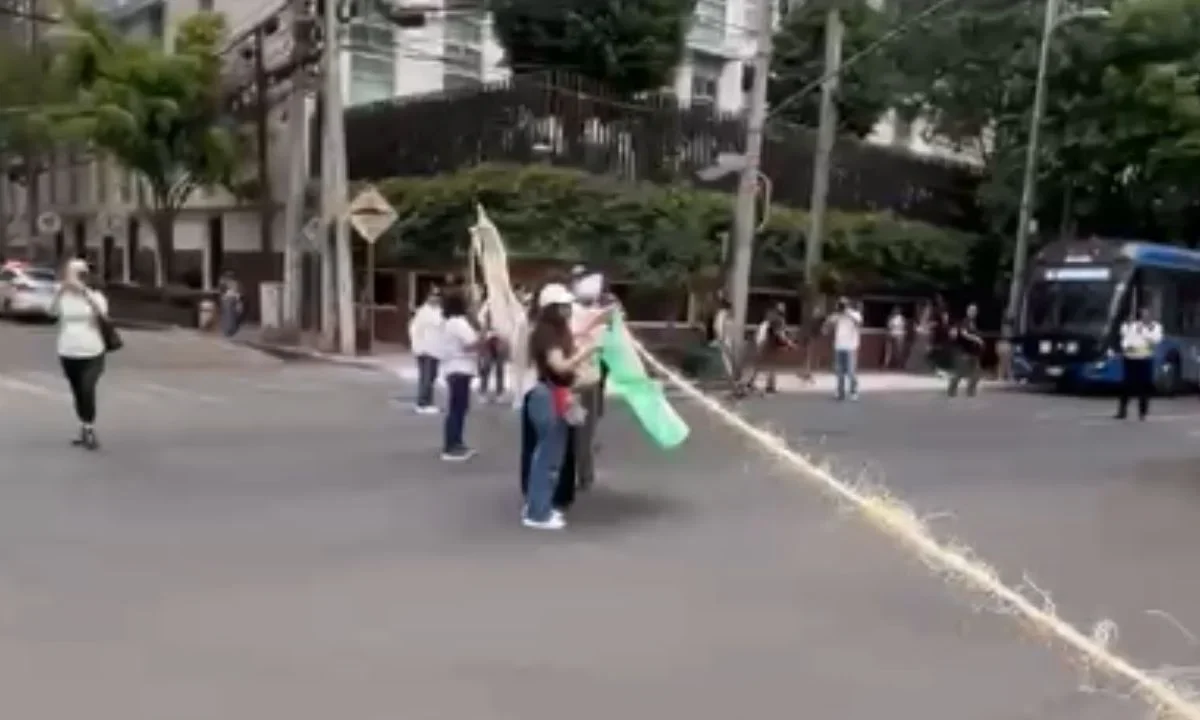 Habitantes de la colonia Verónica Anzures acusan a autoridades de la alcaldía Miguel Hidalgo de incumplir con orden judicial en la obra.