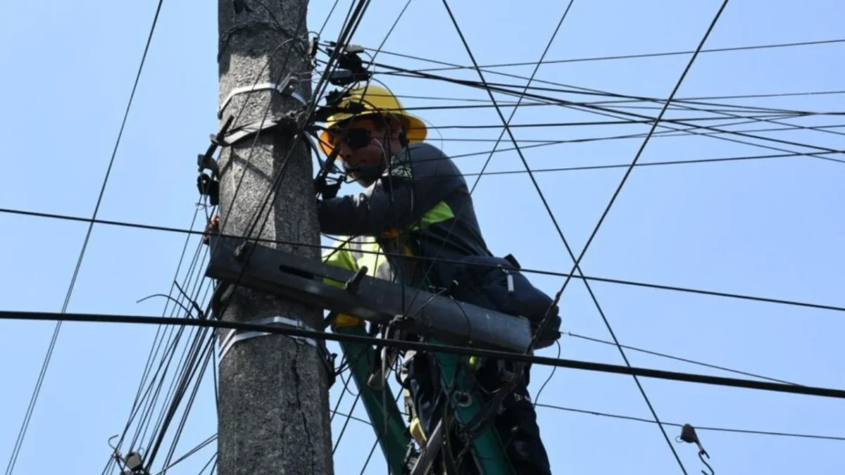 Alcalde Luis Mendoza mandó retirar cableado en desuso en la Benito Juárez