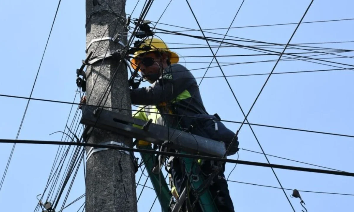 Alcalde Luis Mendoza mandó retirar cableado en desuso en la Benito Juárez