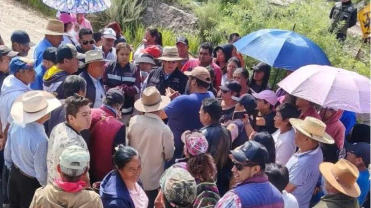 Bloquean obras del tren México-Querétaro en Santiago Tlaltepoxco por incumplimiento de acuerdos