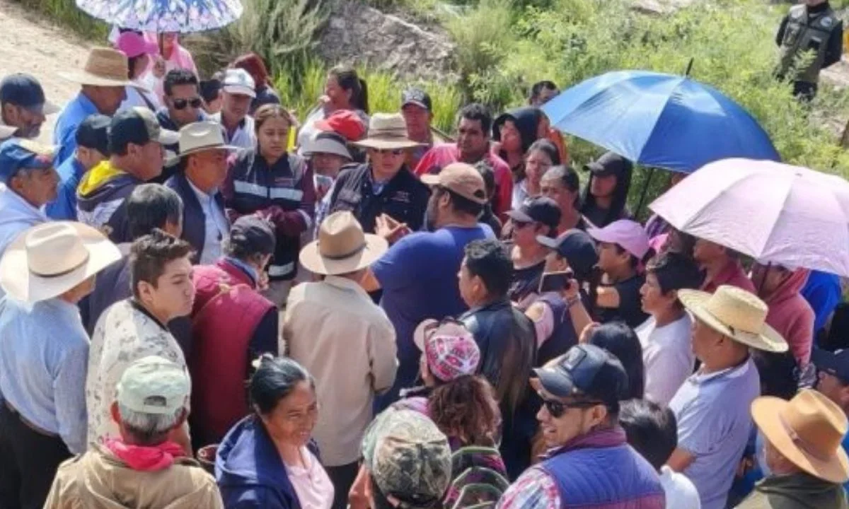 Bloquean obras del tren México-Querétaro en Santiago Tlaltepoxco por incumplimiento de acuerdos