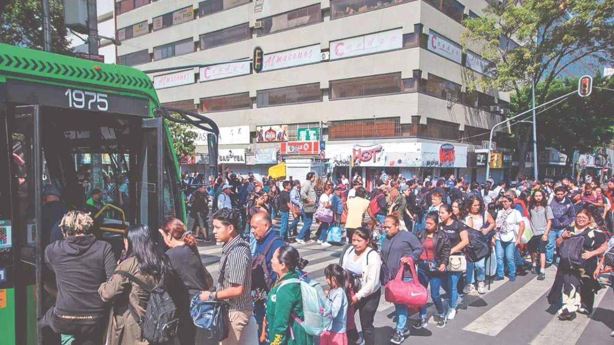 Bloqueos y falta de transporte público colapsaron la ciudad