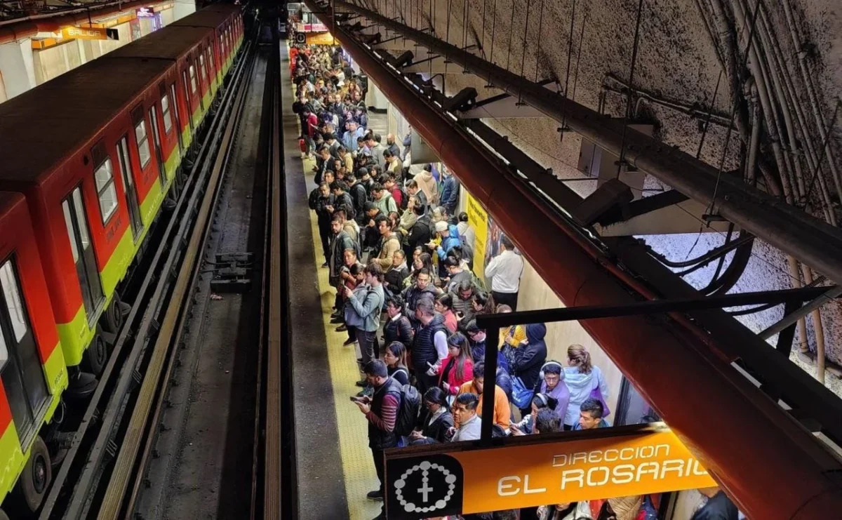 Líneas 1, 2 y 3 del Metro presentan servicio lento y alta demanda