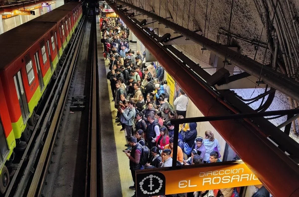 Líneas 1, 2 y 3 del Metro presentan servicio lento y alta demanda