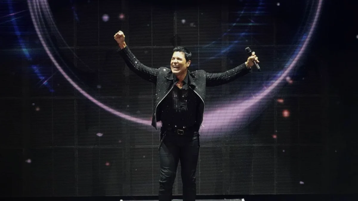 Chayanne se une al Día del Padre y publica foto para que te pongas junto a el con ayuda de IA