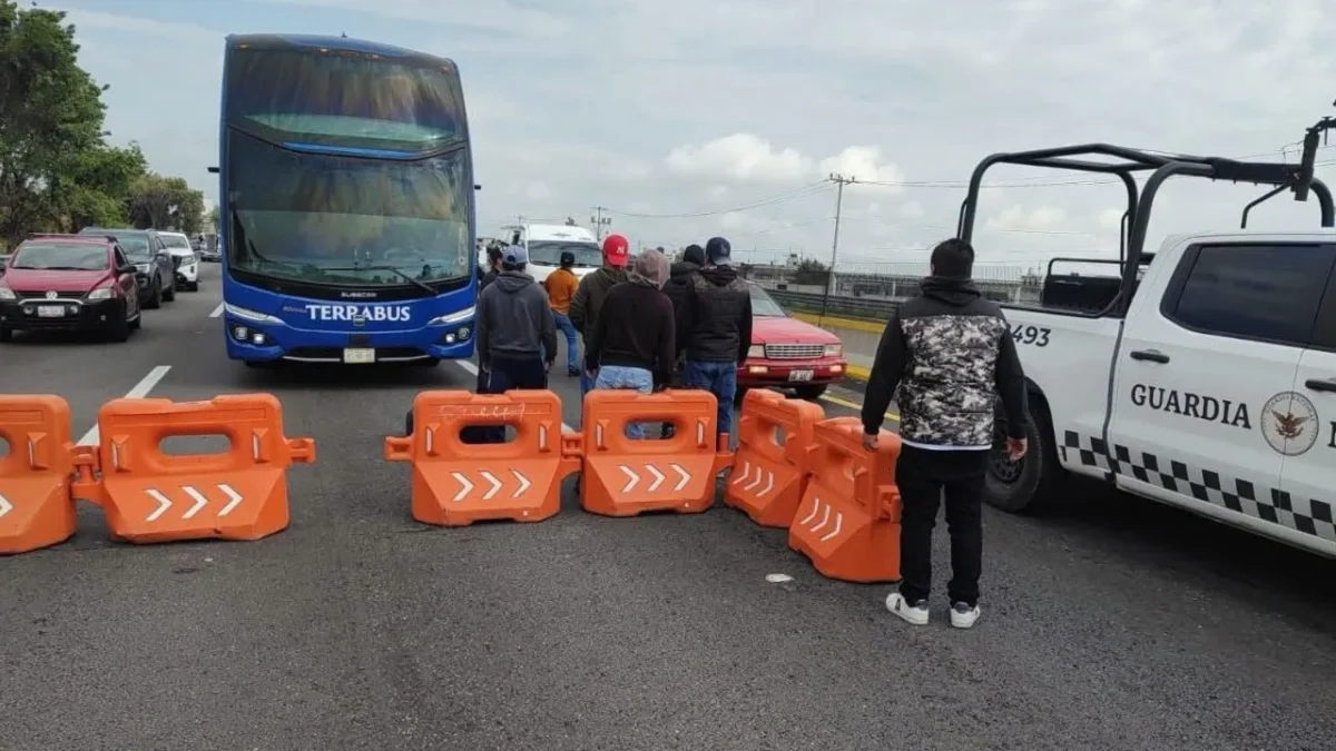 Cierran la autopista México-Puebla para exigir la liberación de tres campesinos